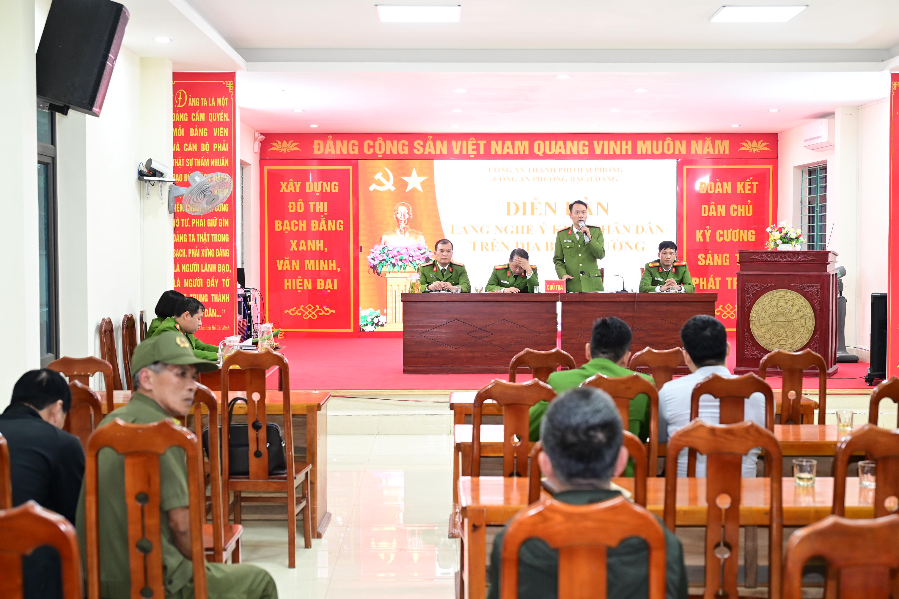 Công an phường Bạch Đằng tổ chức Hội nghị lắng nghe, tiếp thu 11 ý kiến Nhân dân